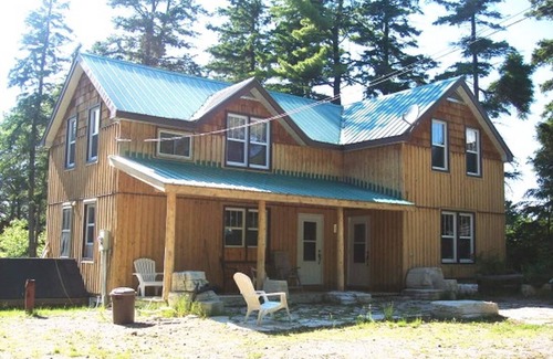 Manitoulin District Casa | 4 Bedroom Cottage On Manitoulin Island - Next to Sandy Beach!