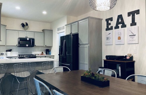 Como Casa | 4 Bedroom Home (5 Beds) I Lake Geneva