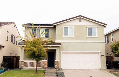 Roseville Casa | 4-bedroom house in marvelous Roseville with WiFi, AC