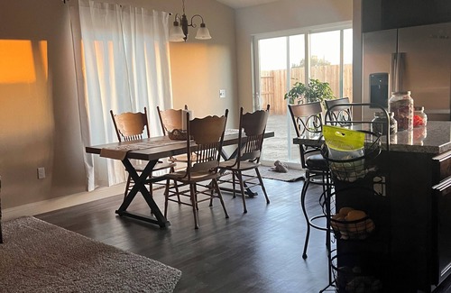 Pixley Casa | 4 bedroom house in Pixley with WiFi, AC. Book your stay now
