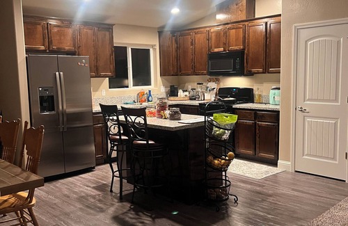Pixley Casa | 4 bedroom house in Pixley with WiFi, AC. Book your stay now