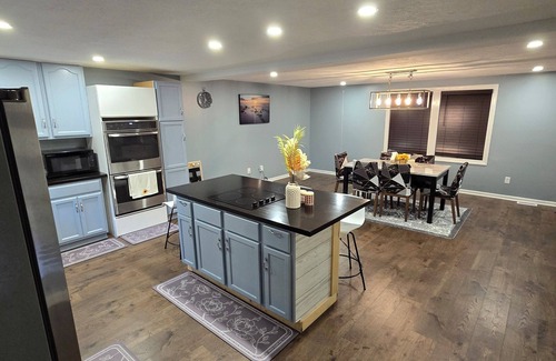 West Newton Casa | 4-bedroom house in enchanting Indianapolis with WiFi, AC