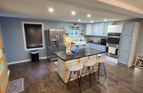 West Newton Casa | 4-bedroom house in enchanting Indianapolis with WiFi, AC