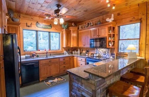 Lakemont Cabina | 4 habitaciones + Den w / Queen Sleeper - 2. 5 baños - (para 12) y 2 pisos Casa del barco