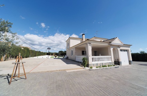 Lliria Chalet De Esquí | 4-bedrooms villa in Liria, 25 min to Valencia