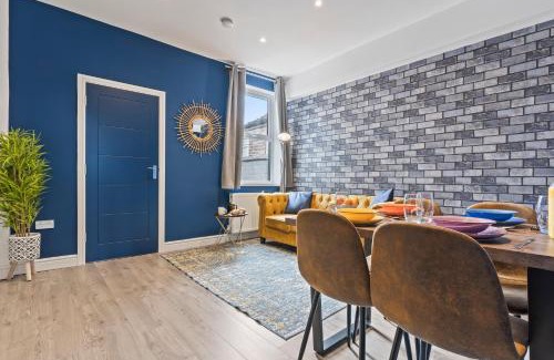 Stoke-on-Trent Casa | 4 Beds 3 Bath (2-ensuites) Free Parking 75Mbps