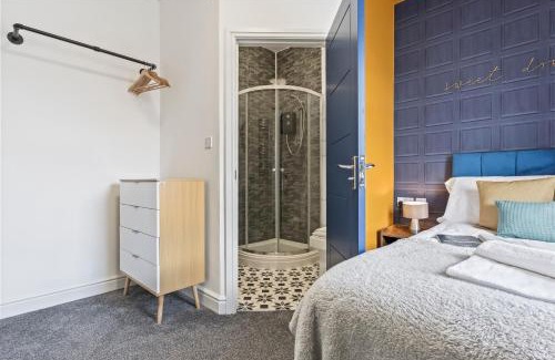 Stoke-on-Trent Casa | 4 Beds 3 Bath (2-ensuites) Free Parking 75Mbps