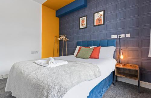 Stoke-on-Trent Casa | 4 Beds 3 Bath (2-ensuites) Free Parking 75Mbps