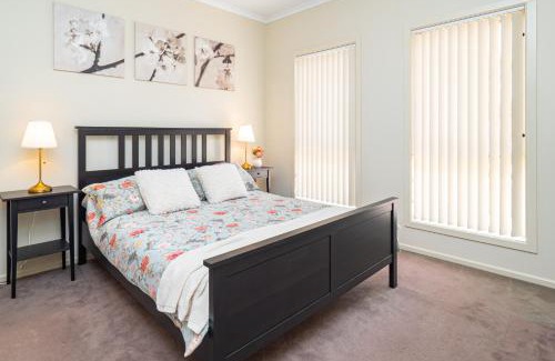 Blakeview Villa | 4 BR Home with Garage- 5 minute walk to shops, takeaway, cafe and two supermarkets