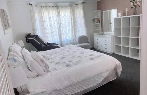 Kingswood Casa | 4 BR House - Walk to Station & Nepean Hospital