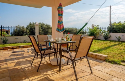 Paralia Platanou Casa | 4' from the sea family house in a garden with lawn and trees