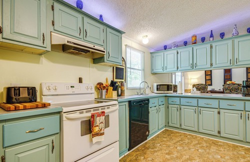Lebanon Cabaña | 4 Mi to Bennett Spring SP: Dog-friendly Home!