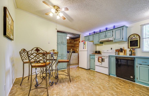 Lebanon Cabaña | 4 Mi to Bennett Spring SP: Dog-friendly Home!