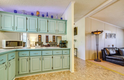 Lebanon Cabaña | 4 Mi to Bennett Spring SP: Dog-friendly Home!