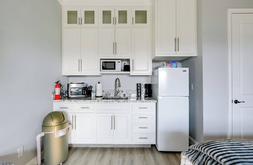 Madera Apartamento | 4 Mi to Downtown Madera: Cozy Studio Apartment