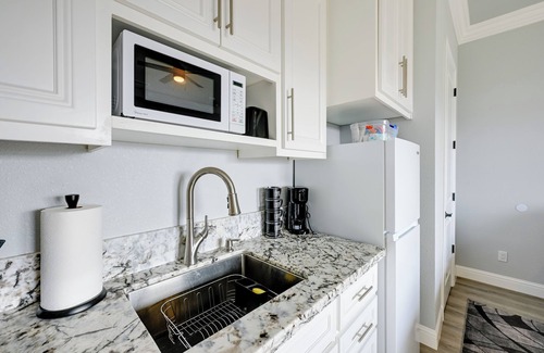 Madera Apartamento | 4 Mi to Downtown Madera: Cozy Studio Apartment