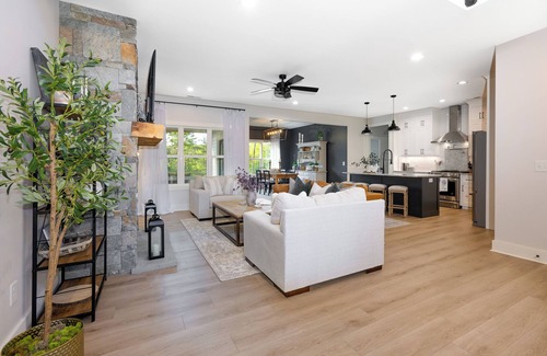 Aberdeen Casa | 4 Miles to NO. 2! Large private home with Guitar Shaped Pool!