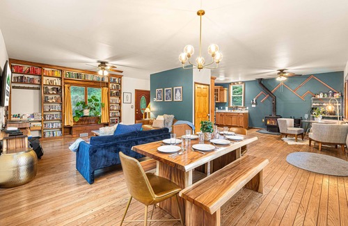 Milford Cabina | 4 mins to Milford-Hot Tub-10 acres-Pinballs-Creeks