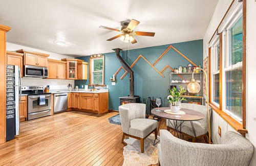 Milford Cabina | 4 mins to Milford-Hot Tub-10 acres-Pinballs-Creeks