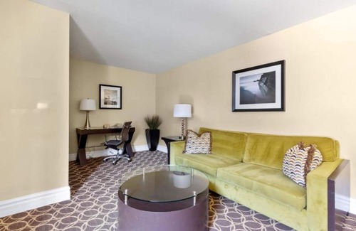 Corte Madera Hotel | 4 Modern Suites Near SF Ferry | Outdoor Pool | Parking | Courtyard | BBQ Area