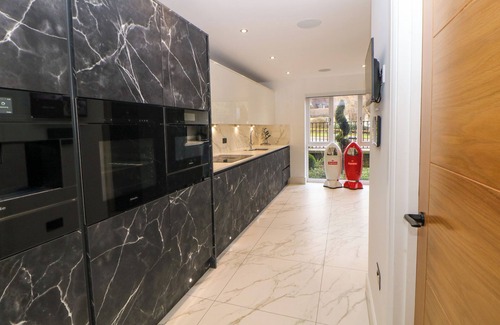 Skegby Casa | 4 ROCKCLIFFE GRANGE, pet friendly, with hot tub in Mansfield