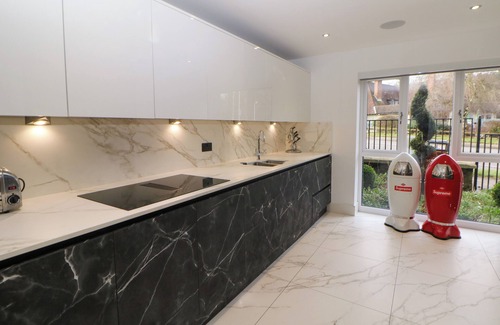 Skegby Casa | 4 ROCKCLIFFE GRANGE, pet friendly, with hot tub in Mansfield