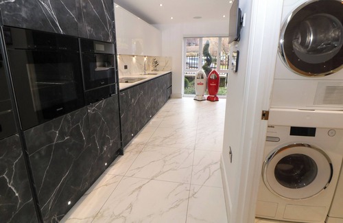 Skegby Casa | 4 ROCKCLIFFE GRANGE, pet friendly, with hot tub in Mansfield