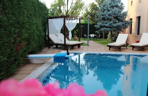 Trikala Villa | 4-seasons pool villa near Meteora