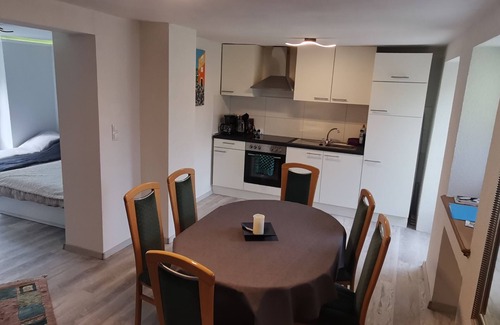 Euren Apartamento | 40 qm Wohnung mit Wintergarten/Gewölbekeller und Garten