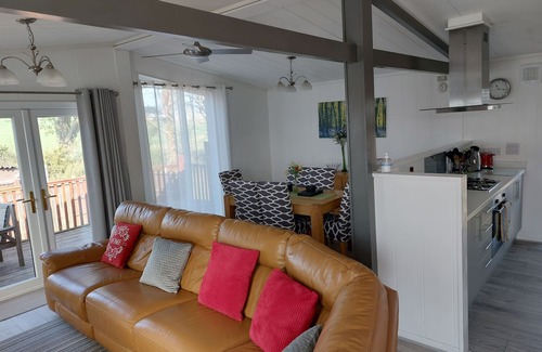 Scalby Cabina | Alojamiento de lujo de 40 pies x 20 pies cerca de Scarborough; 3 camas, capacidad para 6 personas, bañera de hidromasaje