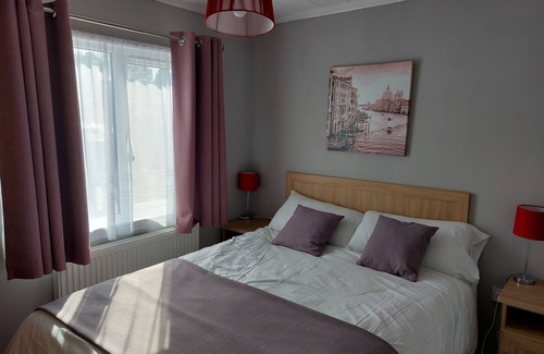 Scalby Cabina | Alojamiento de lujo de 40 pies x 20 pies cerca de Scarborough; 3 camas, capacidad para 6 personas, bañera de hidromasaje