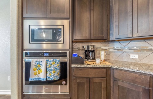 Medina Valley Casa | 4722 Modern Comforts in San Antonio