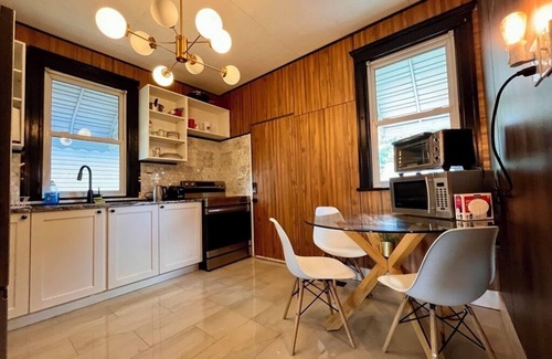 Bridgeview Casa | 4B/1BA Cozy Eclectic House