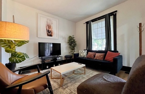 Bridgeview Casa | 4B/1BA Cozy Eclectic House