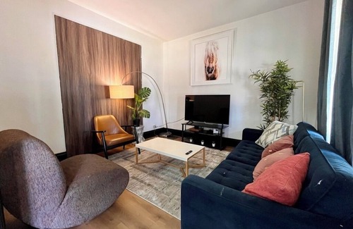 Bridgeview Casa | 4B/1BA Cozy Eclectic House