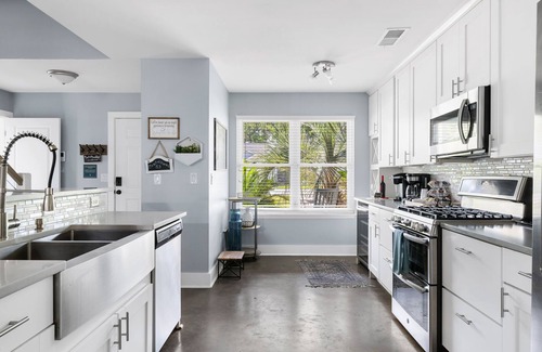 Mount Pleasant Casa | 4BD Home 3 Miles To Isle Of Palms - Coastal Haven