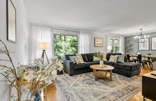 Eastgate Casa | 4BD Near Downtown - Theatre, Patio, Games