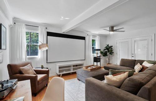 Eastgate Casa | 4BD Near Downtown - Theatre, Patio, Games