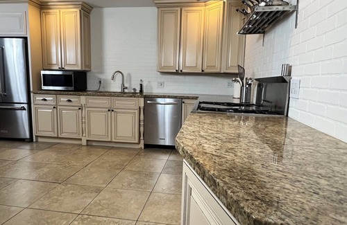 Vista Casa | 4Bed/2.5 bath/for up to 12/hot tub/BBQ/Legoland/wild animal park/Vista House