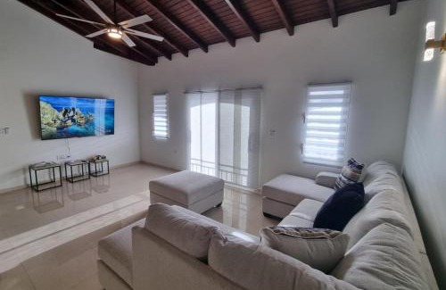 Philipsburg Apartamento | 4Bed Condo - Sleeps 8 - Pool Bbq Views Parking