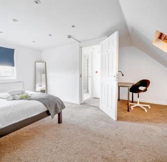 London Borough of Hounslow Apartamento | 4bed house free parking garden and office space