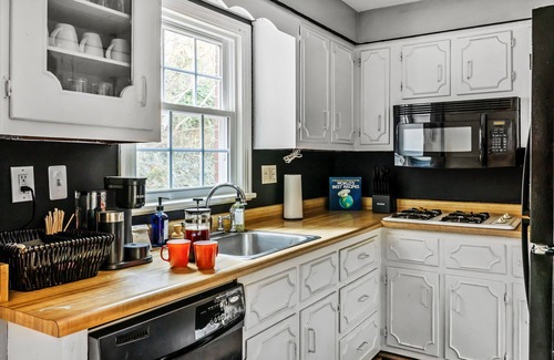 Upper St. Clair Casa | 4Bed Steeler w/BBQ Firepit Games SecretGarden MoodyVibe 7mile to DTown