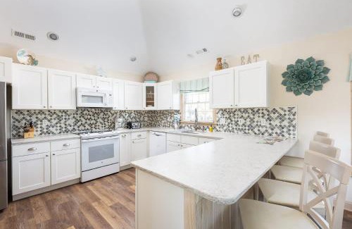 Corolla Light Casa | 4min Walk to Beach with Resort Pool Gym Hot Tub