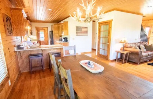 College Grove Cabina | 5 Acre 3 Bedroom Cabin Next Door to Troubadour