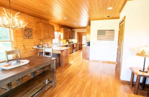 College Grove Cabina | 5 Acre 3 Bedroom Cabin Next Door to Troubadour