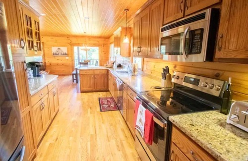 College Grove Cabina | 5 Acre 3 Bedroom Cabin Next Door to Troubadour