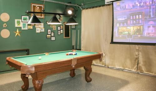 Orlando Villa | 5 Bdr 4,5 Bth Villa - Pool Table - Fenced Yard