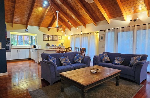Muri Cabina | 5-Bedrm Family Oasis: Private Lodge w Pool, Sleeps 14, 3 Apartments, Free WIFI