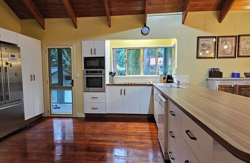Muri Cabina | 5-Bedrm Family Oasis: Private Lodge w Pool, Sleeps 14, 3 Apartments, Free WIFI