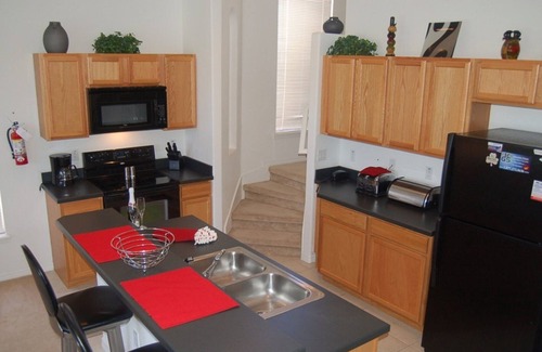 Marbella Casa | 5 dormitorios, 3. 5 baños piscina / spa en casa Sala de juegos en comunidad cerrada.